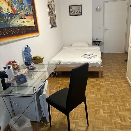 Schoenes Zimmer In Der City Basel Exterior photo