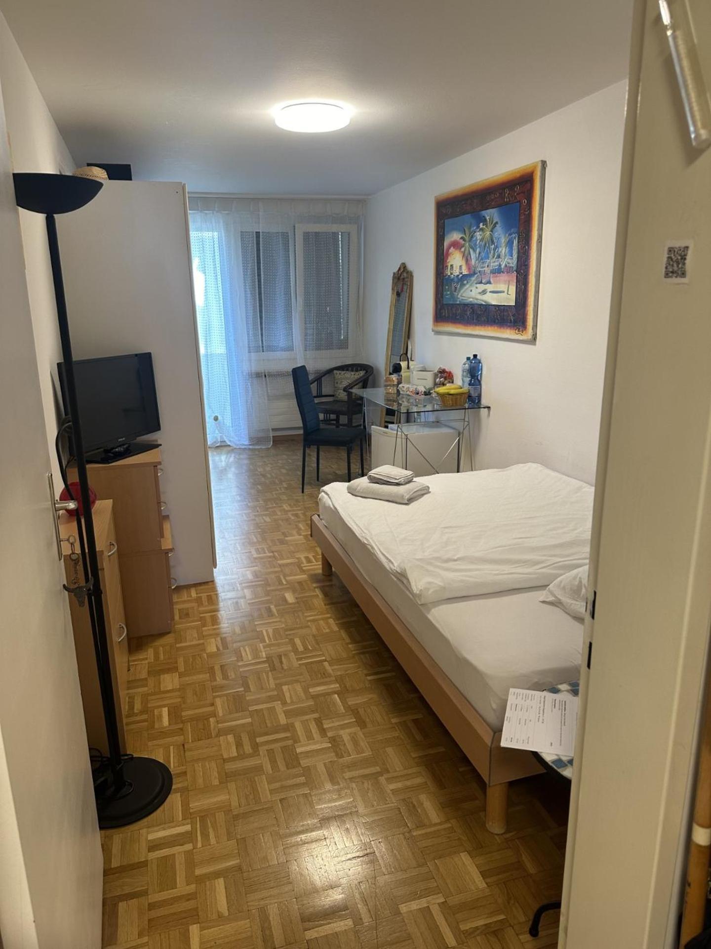 Schoenes Zimmer In Der City Basel Exterior photo